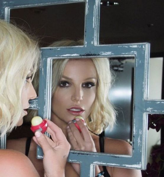 Britney-Spears-using-EOS-lipbalm